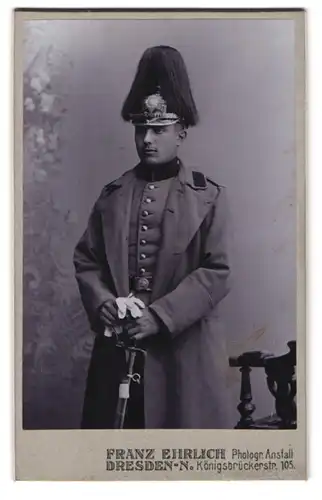 Fotografie Franz Ehrlich, Dresden, Königsbrückerstr. 105, Portrait Soldat in Uniform mit Pickelhaube und Säbel