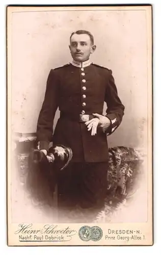 Fotografie Heinr. Schroeter, Dresden, Prinz-Georg-Allee 1, Portrait Soldat in Garde Uniform mit Pickelhaube