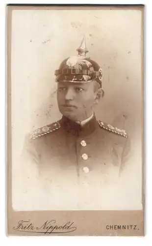 Fotografie Fritz Nippold, Chemnitz, Zwickauerstr. 2, Portrait Einjährig-Freiwilliger mit Pickelhaube