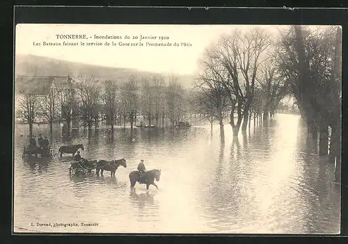 AK Tonnerre, Inondations du 1910, Les Bateaux faisant le service de la Gare sur la Promenade du Patis, Hochwasser