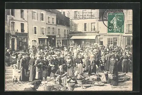 AK Avallon, Un jour de Marché, Un Coin de la Place