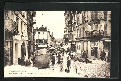 AK Tonnerre, La rue de l` Hôpital un Jour de Foire