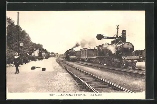AK Laroche, La Gare, Bahnhof mit haltendem Zug