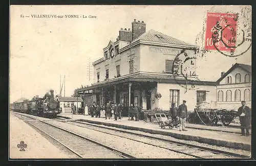 AK Villeneuve-sur-Yonne, La Gare, Bahnhof mit einfahrenden Zug