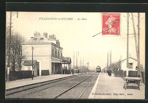AK Villeneuve-la-Guyard, La Gare, Bahnhof mit zwei Bahnsteigen