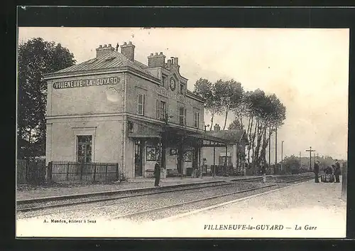 AK Villeneuve-la-Guyard, La Gare, Bahnhof mit Bäumen