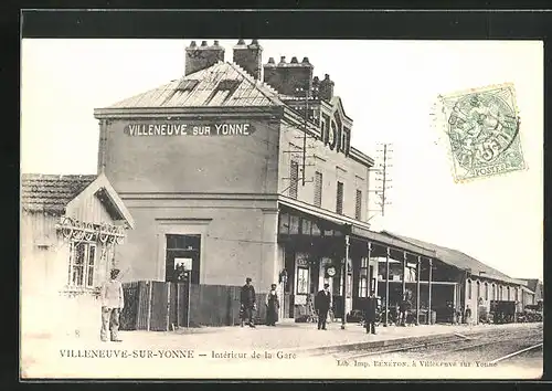 AK Villeneuve-sur-Yonne, Intérieur de la Gare, Wartende blicken in die Kamera