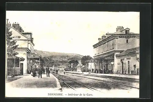 AK Tonnere, Intérieur de la Gare, Bahnhof mit vielen Personen auf dem Bahnsteig