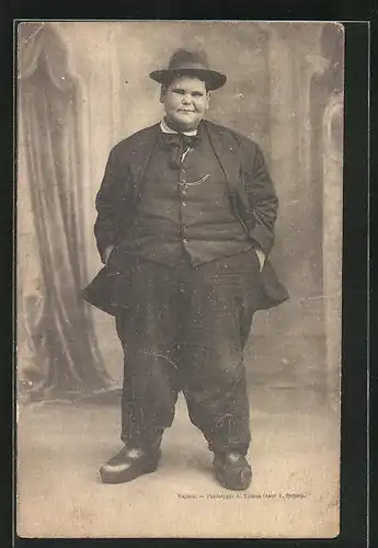 AK Sables-D`Olonne, Übergewichtiger Mann im Anzug