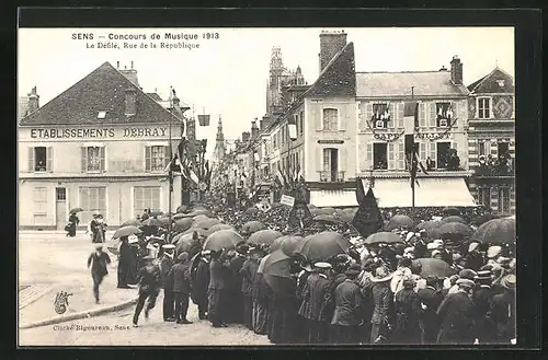 AK Sens, Concours de Musique 1913, Le Défilé Rue de la République