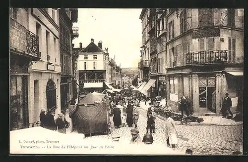 AK Tonnerre, La Rue de l`Hôpital un jour de foire