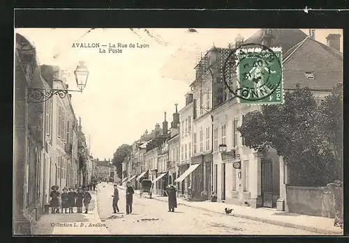 AK Avallon, La Rue de Lyon, La Poste