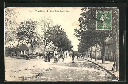 AK Avallon, Un coin de la rue de Lyon
