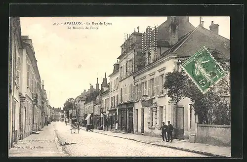 AK Avallon, La Rue de Lyon, Le Bureau de Poste