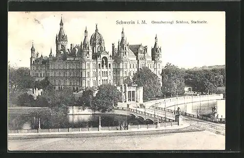 AK Schwerin i. M., Blick auf Schloss von der Stadt aus