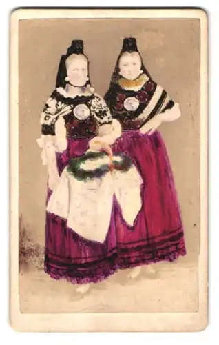 Fotografie unbekannter Fotograf und Ort, Portrait zwei Frauen in Tracht mit Korb in der Hand