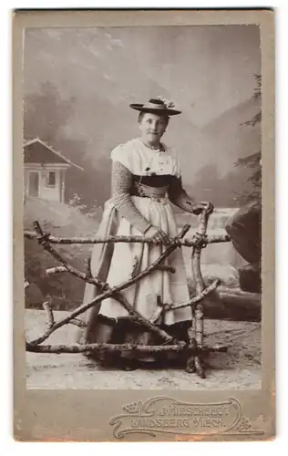 Fotografie J. Hirschbeck, Landsberg a. Lech, Brudergasse 216, Portrait junge Frau in bayrischer Tracht mit Hut