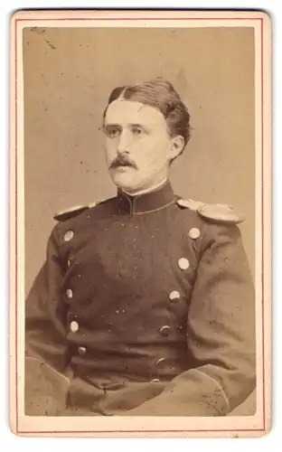 Fotografie Ludwig Körner, Schwerin i. Mklb., Portrait Graf von Oeynhausen in Uniform mit Epauletten