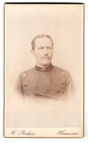 Fotografie H. Richers, Hannover, Cellerstr. 146, Portrait Landvermesser in Uniform