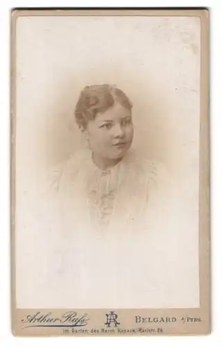 Fotografie Arthur Russ, Belgrad a. Pers., Karlstr. 26, Portrait Opernsängerin Ida Moritz im weissen Kleid