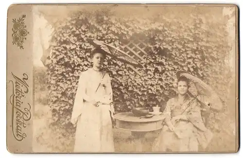 Fotografie Victoria Portrait, Ort unbekannt, zwei Frauen in asiatischer Tracht mit Kimono bei einer Teezeremonie, Schirm