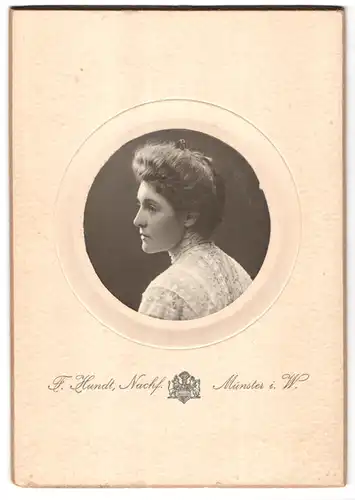 Fotografie F. Hundt, Münster i. W., Dame in weisser Bluse mit kurzen Haaren