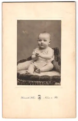 Fotografie Heinrich Kleu, Neuss am Rhein, Baby im weissen Hemd