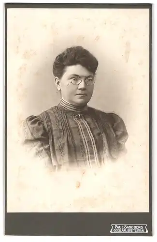 Fotografie Paul Sandberg, Goslar, Breitestr. 91., Dame im Kleid mit Brille