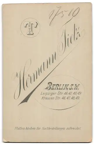 Fotografie Hermann Tietz, Berlin, Leipziger-Str. 46, Ehepaar in eleganter Sonntagskleidung