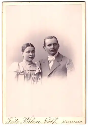 Fotografie Fritz Küken, Bielefeld, Junges Paar in schicker Kleidung