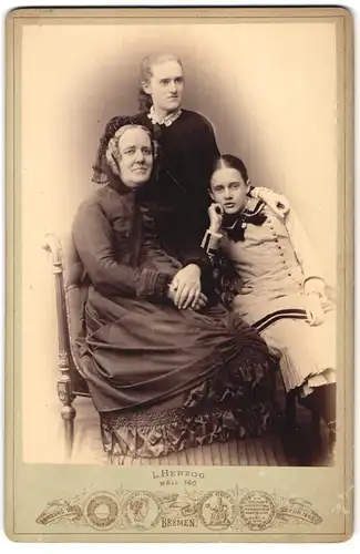 Fotografie L. Herzog, Bremen, Wall 160, Mutter mit ihren 2 Töchtern