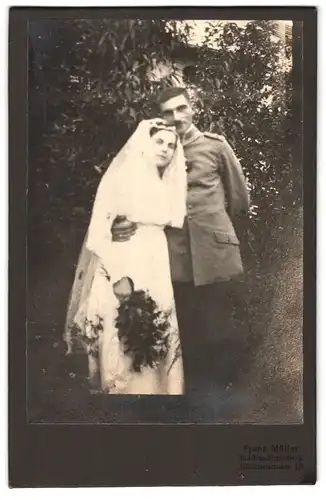 Fotografie Franz Müller, Böhlitz-Ehrenberg, Pflaumestrasse 10, Junges Ehepaar in ihren Hochzeitsgewändern