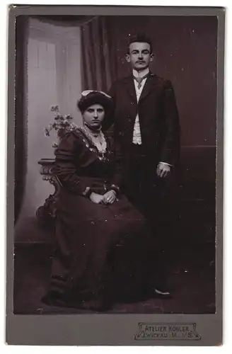 Fotografie Atelier Köhler, Zwickau, Junger Mann im Anzug mit seiner schönen Frau