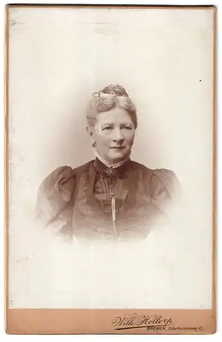 Fotografie Wilhelm Holtorp, Bremen, Osterthorsteinweg 61, Gestandene Frau in elegantem Kleid