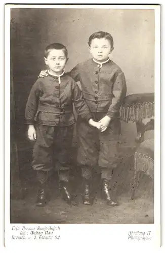 Fotografie Gustav Rau, Bremen, Steintor 82, Brüder in vertrauter Pose