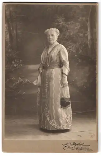 Fotografie N. Rybak, Bad Oeynhausen, Viktoriastrasse, Gutbürgerliche ältere Dame in schickem Kleid