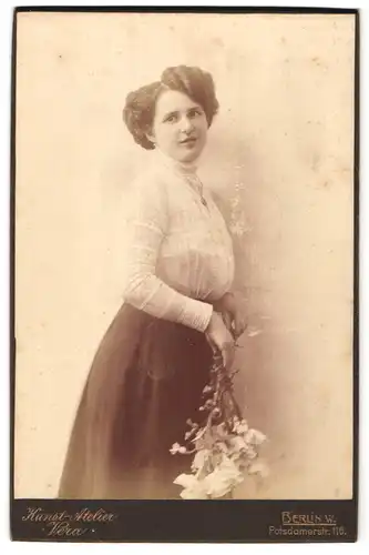 Fotografie Atelier Vera, Berlin W., Potsdamerstr 116, Schöne junge Frau in eleganter Pose