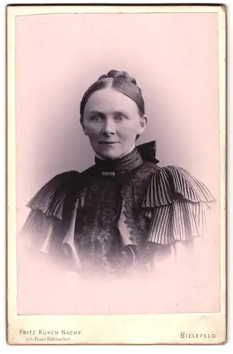 Fotografie Fritz Küken, Bielefeld, Dame in schicker Sonntagskleidung