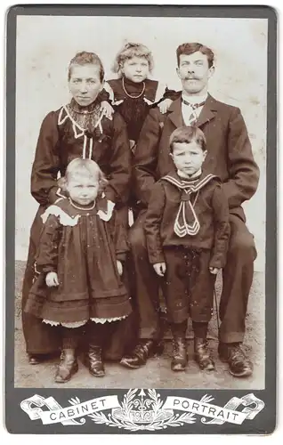 Fotografie Fotograf und Ort unbekannt, Familienportrait in schicker Sonntagskleidung