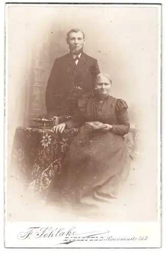 Fotografie F. Schlake, Bielefeld, Brunnenstrasse 1 & 3, Ehepaar im Portrait