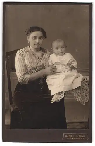 Fotografie H. Leske, Spandau, Schönwalderstr. 2, Junge Frau mit ihrer niedlichen Tochter