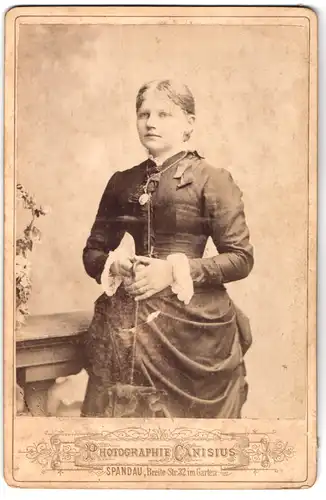 Fotografie Canisius, Spandau, Breite Str. 32, Junge Dame in elegantem Kleid