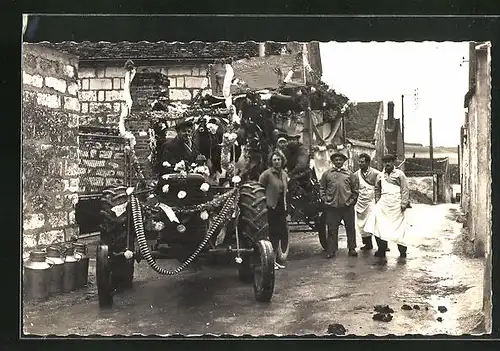 AK Sergines, Le Carnaval chaque année le mercredit des Cendres, Festwagen am Traktor