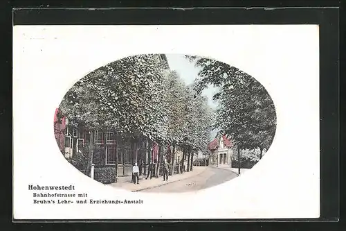 AK Hohenwestedt, Bahnhofstrasse mit Bruhn`s Lehr- und Erziehungsanstalt
