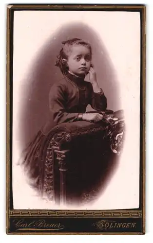 Fotografie Carl Breuer, Solingen, Casernenstr. 21, Portrait süsses kleines Mädchen mit Haarschleife