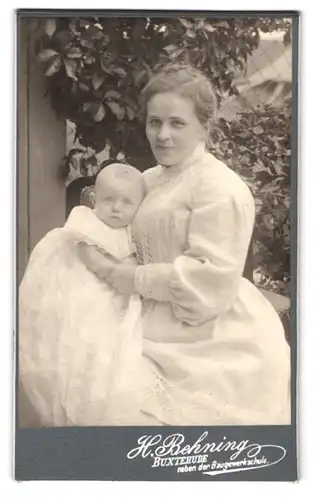 Fotografie H. Behning, Buxtehude, Portrait stolze junge Mutter hält niedliches Baby im Arm