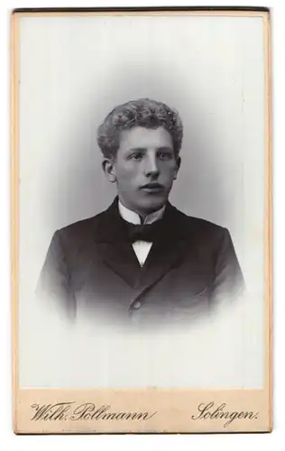 Fotografie Wilh. Pollmann, Solingen, Weyersbergerstr. 2, Portrait blonder charmanter Mann in Fliege und Jackett