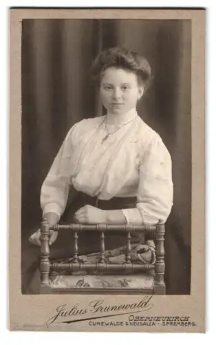 Fotografie Julius Grunewald, Oberneukirch, Portrait bildschönes Fräulein in weisser Bluse