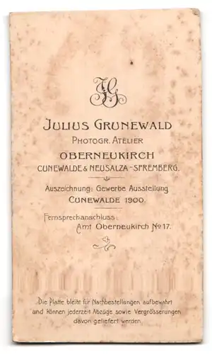 Fotografie Julius Grunewald, Oberneukirch, Portrait süsses Kleinkind hält einen Ball in der Hand