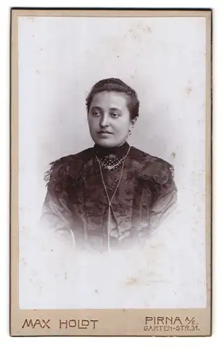 Fotografie Max Holdt, Pirna a. E., Gartenstr. 31, Portrait charmant blickende Dame mit Brosche und Halskette